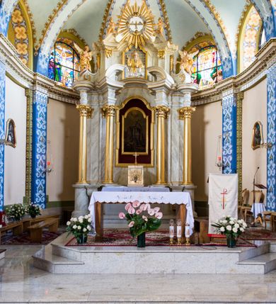 Zdjęcie nr 2: Nastawa ołtarzowa architektoniczna, jednoosiowa, dwukondygnacyjna ze zwieńczeniem. Mensa sarkofagowa, na niej tabernakulum w kształcie prostopadłościennej skrzynki na profilowanym cokole. Drzwiczki w formie stojącego prostokąta dekorowanego kielichem z hostią w glorii adorowaną przez klęczące anioły. Na nim ustawiono krucyfiks. Nastawa ołtarzowa na cokole, flankowana parami kolumn kompozytowych na tle pilastrów. Wewnętrzne kolumny ustawiono ukosem do wewnątrz, zewnętrzne na zewnątrz. Podpory  dźwigają fragmenty rozbudowanego belkowania o różnym wykroju ponad nimi i uwypuklającego się ponad polem centralnym. Wypełnia je nisza w kształcie stojącego prostokąta z uszakami, zamkniętego od góry łukiem nadwieszonym z uskokami. W niej znajduje się obraz z przedstawieniem św. Marcina w profilowanej, złoconej ramie.  Wewnętrzne podpory dźwigają fragmenty przerwanego przyczółka. Druga kondygnacja ma półokrągły wykrój, jest flankowana zwielokrotnionymi pilastrami   dekorowanymi płonącym rocaille’m i podtrzymującymi niewielkie spływy wolutowe, na których usadowiono putta. Pilastry ujmują spływy opierające się na zewnętrznych podporach niższej kondygnacji; na nich ustawiono figury aniołów.  Pole kondygnacji wypełnia nisza w kształcie stojącego prostokąta zamkniętego od góry łukiem nadwieszonym z uskokami wypełniona płaskorzeźbą Boga Ojca  pośród obłoków. Zwieńczenie tworzy rzeźba gołębicy Ducha Świętego w otoczeniu obłoków dekorowanych główkami anielskimi i w glorii promienistej. 
Struktura marmoryzowana w kolorze jasnoszarym; ornamentyka, profile, kolumny i detale złocone i srebrzone.