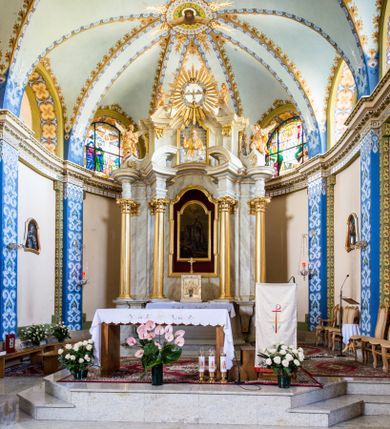 Zdjęcie nr 1: Nastawa ołtarzowa architektoniczna, jednoosiowa, dwukondygnacyjna ze zwieńczeniem. Mensa sarkofagowa, na niej tabernakulum w kształcie prostopadłościennej skrzynki na profilowanym cokole. Drzwiczki w formie stojącego prostokąta dekorowanego kielichem z hostią w glorii adorowaną przez klęczące anioły. Na nim ustawiono krucyfiks. Nastawa ołtarzowa na cokole, flankowana parami kolumn kompozytowych na tle pilastrów. Wewnętrzne kolumny ustawiono ukosem do wewnątrz, zewnętrzne na zewnątrz. Podpory  dźwigają fragmenty rozbudowanego belkowania o różnym wykroju ponad nimi i uwypuklającego się ponad polem centralnym. Wypełnia je nisza w kształcie stojącego prostokąta z uszakami, zamkniętego od góry łukiem nadwieszonym z uskokami. W niej znajduje się obraz z przedstawieniem św. Marcina w profilowanej, złoconej ramie.  Wewnętrzne podpory dźwigają fragmenty przerwanego przyczółka. Druga kondygnacja ma półokrągły wykrój, jest flankowana zwielokrotnionymi pilastrami   dekorowanymi płonącym rocaille’m i podtrzymującymi niewielkie spływy wolutowe, na których usadowiono putta. Pilastry ujmują spływy opierające się na zewnętrznych podporach niższej kondygnacji; na nich ustawiono figury aniołów.  Pole kondygnacji wypełnia nisza w kształcie stojącego prostokąta zamkniętego od góry łukiem nadwieszonym z uskokami wypełniona płaskorzeźbą Boga Ojca  pośród obłoków. Zwieńczenie tworzy rzeźba gołębicy Ducha Świętego w otoczeniu obłoków dekorowanych główkami anielskimi i w glorii promienistej. 
Struktura marmoryzowana w kolorze jasnoszarym; ornamentyka, profile, kolumny i detale złocone i srebrzone.