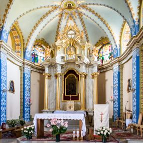 Zdjęcie nr 1: Nastawa ołtarzowa architektoniczna, jednoosiowa, dwukondygnacyjna ze zwieńczeniem. Mensa sarkofagowa, na niej tabernakulum w kształcie prostopadłościennej skrzynki na profilowanym cokole. Drzwiczki w formie stojącego prostokąta dekorowanego kielichem z hostią w glorii adorowaną przez klęczące anioły. Na nim ustawiono krucyfiks. Nastawa ołtarzowa na cokole, flankowana parami kolumn kompozytowych na tle pilastrów. Wewnętrzne kolumny ustawiono ukosem do wewnątrz, zewnętrzne na zewnątrz. Podpory  dźwigają fragmenty rozbudowanego belkowania o różnym wykroju ponad nimi i uwypuklającego się ponad polem centralnym. Wypełnia je nisza w kształcie stojącego prostokąta z uszakami, zamkniętego od góry łukiem nadwieszonym z uskokami. W niej znajduje się obraz z przedstawieniem św. Marcina w profilowanej, złoconej ramie.  Wewnętrzne podpory dźwigają fragmenty przerwanego przyczółka. Druga kondygnacja ma półokrągły wykrój, jest flankowana zwielokrotnionymi pilastrami   dekorowanymi płonącym rocaille’m i podtrzymującymi niewielkie spływy wolutowe, na których usadowiono putta. Pilastry ujmują spływy opierające się na zewnętrznych podporach niższej kondygnacji; na nich ustawiono figury aniołów.  Pole kondygnacji wypełnia nisza w kształcie stojącego prostokąta zamkniętego od góry łukiem nadwieszonym z uskokami wypełniona płaskorzeźbą Boga Ojca  pośród obłoków. Zwieńczenie tworzy rzeźba gołębicy Ducha Świętego w otoczeniu obłoków dekorowanych główkami anielskimi i w glorii promienistej. 
Struktura marmoryzowana w kolorze jasnoszarym; ornamentyka, profile, kolumny i detale złocone i srebrzone.