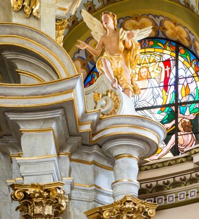 Zdjęcie nr 7: Nastawa ołtarzowa architektoniczna, jednoosiowa, dwukondygnacyjna ze zwieńczeniem. Mensa sarkofagowa, na niej tabernakulum w kształcie prostopadłościennej skrzynki na profilowanym cokole. Drzwiczki w formie stojącego prostokąta dekorowanego kielichem z hostią w glorii adorowaną przez klęczące anioły. Na nim ustawiono krucyfiks. Nastawa ołtarzowa na cokole, flankowana parami kolumn kompozytowych na tle pilastrów. Wewnętrzne kolumny ustawiono ukosem do wewnątrz, zewnętrzne na zewnątrz. Podpory  dźwigają fragmenty rozbudowanego belkowania o różnym wykroju ponad nimi i uwypuklającego się ponad polem centralnym. Wypełnia je nisza w kształcie stojącego prostokąta z uszakami, zamkniętego od góry łukiem nadwieszonym z uskokami. W niej znajduje się obraz z przedstawieniem św. Marcina w profilowanej, złoconej ramie.  Wewnętrzne podpory dźwigają fragmenty przerwanego przyczółka. Druga kondygnacja ma półokrągły wykrój, jest flankowana zwielokrotnionymi pilastrami   dekorowanymi płonącym rocaille’m i podtrzymującymi niewielkie spływy wolutowe, na których usadowiono putta. Pilastry ujmują spływy opierające się na zewnętrznych podporach niższej kondygnacji; na nich ustawiono figury aniołów.  Pole kondygnacji wypełnia nisza w kształcie stojącego prostokąta zamkniętego od góry łukiem nadwieszonym z uskokami wypełniona płaskorzeźbą Boga Ojca  pośród obłoków. Zwieńczenie tworzy rzeźba gołębicy Ducha Świętego w otoczeniu obłoków dekorowanych główkami anielskimi i w glorii promienistej. 
Struktura marmoryzowana w kolorze jasnoszarym; ornamentyka, profile, kolumny i detale złocone i srebrzone.