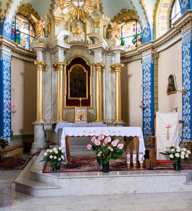 Zdjęcie nr 4: Nastawa ołtarzowa architektoniczna, jednoosiowa, dwukondygnacyjna ze zwieńczeniem. Mensa sarkofagowa, na niej tabernakulum w kształcie prostopadłościennej skrzynki na profilowanym cokole. Drzwiczki w formie stojącego prostokąta dekorowanego kielichem z hostią w glorii adorowaną przez klęczące anioły. Na nim ustawiono krucyfiks. Nastawa ołtarzowa na cokole, flankowana parami kolumn kompozytowych na tle pilastrów. Wewnętrzne kolumny ustawiono ukosem do wewnątrz, zewnętrzne na zewnątrz. Podpory  dźwigają fragmenty rozbudowanego belkowania o różnym wykroju ponad nimi i uwypuklającego się ponad polem centralnym. Wypełnia je nisza w kształcie stojącego prostokąta z uszakami, zamkniętego od góry łukiem nadwieszonym z uskokami. W niej znajduje się obraz z przedstawieniem św. Marcina w profilowanej, złoconej ramie.  Wewnętrzne podpory dźwigają fragmenty przerwanego przyczółka. Druga kondygnacja ma półokrągły wykrój, jest flankowana zwielokrotnionymi pilastrami   dekorowanymi płonącym rocaille’m i podtrzymującymi niewielkie spływy wolutowe, na których usadowiono putta. Pilastry ujmują spływy opierające się na zewnętrznych podporach niższej kondygnacji; na nich ustawiono figury aniołów.  Pole kondygnacji wypełnia nisza w kształcie stojącego prostokąta zamkniętego od góry łukiem nadwieszonym z uskokami wypełniona płaskorzeźbą Boga Ojca  pośród obłoków. Zwieńczenie tworzy rzeźba gołębicy Ducha Świętego w otoczeniu obłoków dekorowanych główkami anielskimi i w glorii promienistej. 
Struktura marmoryzowana w kolorze jasnoszarym; ornamentyka, profile, kolumny i detale złocone i srebrzone.