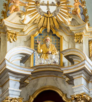 Zdjęcie nr 9: Nastawa ołtarzowa architektoniczna, jednoosiowa, dwukondygnacyjna ze zwieńczeniem. Mensa sarkofagowa, na niej tabernakulum w kształcie prostopadłościennej skrzynki na profilowanym cokole. Drzwiczki w formie stojącego prostokąta dekorowanego kielichem z hostią w glorii adorowaną przez klęczące anioły. Na nim ustawiono krucyfiks. Nastawa ołtarzowa na cokole, flankowana parami kolumn kompozytowych na tle pilastrów. Wewnętrzne kolumny ustawiono ukosem do wewnątrz, zewnętrzne na zewnątrz. Podpory  dźwigają fragmenty rozbudowanego belkowania o różnym wykroju ponad nimi i uwypuklającego się ponad polem centralnym. Wypełnia je nisza w kształcie stojącego prostokąta z uszakami, zamkniętego od góry łukiem nadwieszonym z uskokami. W niej znajduje się obraz z przedstawieniem św. Marcina w profilowanej, złoconej ramie.  Wewnętrzne podpory dźwigają fragmenty przerwanego przyczółka. Druga kondygnacja ma półokrągły wykrój, jest flankowana zwielokrotnionymi pilastrami   dekorowanymi płonącym rocaille’m i podtrzymującymi niewielkie spływy wolutowe, na których usadowiono putta. Pilastry ujmują spływy opierające się na zewnętrznych podporach niższej kondygnacji; na nich ustawiono figury aniołów.  Pole kondygnacji wypełnia nisza w kształcie stojącego prostokąta zamkniętego od góry łukiem nadwieszonym z uskokami wypełniona płaskorzeźbą Boga Ojca  pośród obłoków. Zwieńczenie tworzy rzeźba gołębicy Ducha Świętego w otoczeniu obłoków dekorowanych główkami anielskimi i w glorii promienistej. 
Struktura marmoryzowana w kolorze jasnoszarym; ornamentyka, profile, kolumny i detale złocone i srebrzone.