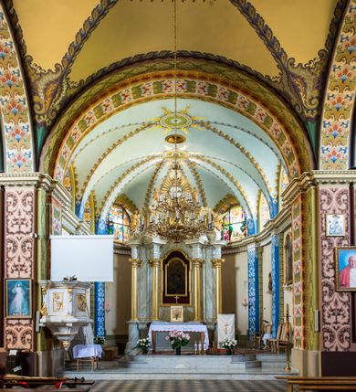 Zdjęcie nr 3: Nastawa ołtarzowa architektoniczna, jednoosiowa, dwukondygnacyjna ze zwieńczeniem. Mensa sarkofagowa, na niej tabernakulum w kształcie prostopadłościennej skrzynki na profilowanym cokole. Drzwiczki w formie stojącego prostokąta dekorowanego kielichem z hostią w glorii adorowaną przez klęczące anioły. Na nim ustawiono krucyfiks. Nastawa ołtarzowa na cokole, flankowana parami kolumn kompozytowych na tle pilastrów. Wewnętrzne kolumny ustawiono ukosem do wewnątrz, zewnętrzne na zewnątrz. Podpory  dźwigają fragmenty rozbudowanego belkowania o różnym wykroju ponad nimi i uwypuklającego się ponad polem centralnym. Wypełnia je nisza w kształcie stojącego prostokąta z uszakami, zamkniętego od góry łukiem nadwieszonym z uskokami. W niej znajduje się obraz z przedstawieniem św. Marcina w profilowanej, złoconej ramie.  Wewnętrzne podpory dźwigają fragmenty przerwanego przyczółka. Druga kondygnacja ma półokrągły wykrój, jest flankowana zwielokrotnionymi pilastrami   dekorowanymi płonącym rocaille’m i podtrzymującymi niewielkie spływy wolutowe, na których usadowiono putta. Pilastry ujmują spływy opierające się na zewnętrznych podporach niższej kondygnacji; na nich ustawiono figury aniołów.  Pole kondygnacji wypełnia nisza w kształcie stojącego prostokąta zamkniętego od góry łukiem nadwieszonym z uskokami wypełniona płaskorzeźbą Boga Ojca  pośród obłoków. Zwieńczenie tworzy rzeźba gołębicy Ducha Świętego w otoczeniu obłoków dekorowanych główkami anielskimi i w glorii promienistej. 
Struktura marmoryzowana w kolorze jasnoszarym; ornamentyka, profile, kolumny i detale złocone i srebrzone.