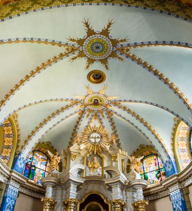 Zdjęcie nr 10: Nastawa ołtarzowa architektoniczna, jednoosiowa, dwukondygnacyjna ze zwieńczeniem. Mensa sarkofagowa, na niej tabernakulum w kształcie prostopadłościennej skrzynki na profilowanym cokole. Drzwiczki w formie stojącego prostokąta dekorowanego kielichem z hostią w glorii adorowaną przez klęczące anioły. Na nim ustawiono krucyfiks. Nastawa ołtarzowa na cokole, flankowana parami kolumn kompozytowych na tle pilastrów. Wewnętrzne kolumny ustawiono ukosem do wewnątrz, zewnętrzne na zewnątrz. Podpory  dźwigają fragmenty rozbudowanego belkowania o różnym wykroju ponad nimi i uwypuklającego się ponad polem centralnym. Wypełnia je nisza w kształcie stojącego prostokąta z uszakami, zamkniętego od góry łukiem nadwieszonym z uskokami. W niej znajduje się obraz z przedstawieniem św. Marcina w profilowanej, złoconej ramie.  Wewnętrzne podpory dźwigają fragmenty przerwanego przyczółka. Druga kondygnacja ma półokrągły wykrój, jest flankowana zwielokrotnionymi pilastrami   dekorowanymi płonącym rocaille’m i podtrzymującymi niewielkie spływy wolutowe, na których usadowiono putta. Pilastry ujmują spływy opierające się na zewnętrznych podporach niższej kondygnacji; na nich ustawiono figury aniołów.  Pole kondygnacji wypełnia nisza w kształcie stojącego prostokąta zamkniętego od góry łukiem nadwieszonym z uskokami wypełniona płaskorzeźbą Boga Ojca  pośród obłoków. Zwieńczenie tworzy rzeźba gołębicy Ducha Świętego w otoczeniu obłoków dekorowanych główkami anielskimi i w glorii promienistej. 
Struktura marmoryzowana w kolorze jasnoszarym; ornamentyka, profile, kolumny i detale złocone i srebrzone.