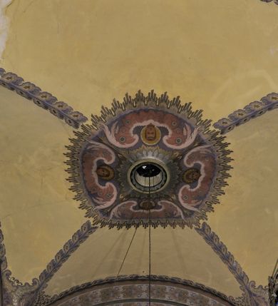 Zdjęcie nr 11: Nastawa ołtarzowa architektoniczna, jednoosiowa, dwukondygnacyjna ze zwieńczeniem. Mensa sarkofagowa, na niej tabernakulum w kształcie prostopadłościennej skrzynki na profilowanym cokole. Drzwiczki w formie stojącego prostokąta dekorowanego kielichem z hostią w glorii adorowaną przez klęczące anioły. Na nim ustawiono krucyfiks. Nastawa ołtarzowa na cokole, flankowana parami kolumn kompozytowych na tle pilastrów. Wewnętrzne kolumny ustawiono ukosem do wewnątrz, zewnętrzne na zewnątrz. Podpory  dźwigają fragmenty rozbudowanego belkowania o różnym wykroju ponad nimi i uwypuklającego się ponad polem centralnym. Wypełnia je nisza w kształcie stojącego prostokąta z uszakami, zamkniętego od góry łukiem nadwieszonym z uskokami. W niej znajduje się obraz z przedstawieniem św. Marcina w profilowanej, złoconej ramie.  Wewnętrzne podpory dźwigają fragmenty przerwanego przyczółka. Druga kondygnacja ma półokrągły wykrój, jest flankowana zwielokrotnionymi pilastrami   dekorowanymi płonącym rocaille’m i podtrzymującymi niewielkie spływy wolutowe, na których usadowiono putta. Pilastry ujmują spływy opierające się na zewnętrznych podporach niższej kondygnacji; na nich ustawiono figury aniołów.  Pole kondygnacji wypełnia nisza w kształcie stojącego prostokąta zamkniętego od góry łukiem nadwieszonym z uskokami wypełniona płaskorzeźbą Boga Ojca  pośród obłoków. Zwieńczenie tworzy rzeźba gołębicy Ducha Świętego w otoczeniu obłoków dekorowanych główkami anielskimi i w glorii promienistej. 
Struktura marmoryzowana w kolorze jasnoszarym; ornamentyka, profile, kolumny i detale złocone i srebrzone.