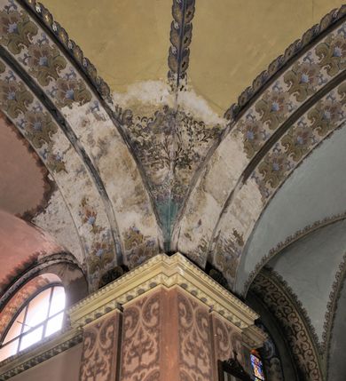 Zdjęcie nr 12: Nastawa ołtarzowa architektoniczna, jednoosiowa, dwukondygnacyjna ze zwieńczeniem. Mensa sarkofagowa, na niej tabernakulum w kształcie prostopadłościennej skrzynki na profilowanym cokole. Drzwiczki w formie stojącego prostokąta dekorowanego kielichem z hostią w glorii adorowaną przez klęczące anioły. Na nim ustawiono krucyfiks. Nastawa ołtarzowa na cokole, flankowana parami kolumn kompozytowych na tle pilastrów. Wewnętrzne kolumny ustawiono ukosem do wewnątrz, zewnętrzne na zewnątrz. Podpory  dźwigają fragmenty rozbudowanego belkowania o różnym wykroju ponad nimi i uwypuklającego się ponad polem centralnym. Wypełnia je nisza w kształcie stojącego prostokąta z uszakami, zamkniętego od góry łukiem nadwieszonym z uskokami. W niej znajduje się obraz z przedstawieniem św. Marcina w profilowanej, złoconej ramie.  Wewnętrzne podpory dźwigają fragmenty przerwanego przyczółka. Druga kondygnacja ma półokrągły wykrój, jest flankowana zwielokrotnionymi pilastrami   dekorowanymi płonącym rocaille’m i podtrzymującymi niewielkie spływy wolutowe, na których usadowiono putta. Pilastry ujmują spływy opierające się na zewnętrznych podporach niższej kondygnacji; na nich ustawiono figury aniołów.  Pole kondygnacji wypełnia nisza w kształcie stojącego prostokąta zamkniętego od góry łukiem nadwieszonym z uskokami wypełniona płaskorzeźbą Boga Ojca  pośród obłoków. Zwieńczenie tworzy rzeźba gołębicy Ducha Świętego w otoczeniu obłoków dekorowanych główkami anielskimi i w glorii promienistej. 
Struktura marmoryzowana w kolorze jasnoszarym; ornamentyka, profile, kolumny i detale złocone i srebrzone.