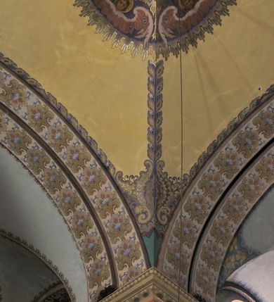 Zdjęcie nr 13: Nastawa ołtarzowa architektoniczna, jednoosiowa, dwukondygnacyjna ze zwieńczeniem. Mensa sarkofagowa, na niej tabernakulum w kształcie prostopadłościennej skrzynki na profilowanym cokole. Drzwiczki w formie stojącego prostokąta dekorowanego kielichem z hostią w glorii adorowaną przez klęczące anioły. Na nim ustawiono krucyfiks. Nastawa ołtarzowa na cokole, flankowana parami kolumn kompozytowych na tle pilastrów. Wewnętrzne kolumny ustawiono ukosem do wewnątrz, zewnętrzne na zewnątrz. Podpory  dźwigają fragmenty rozbudowanego belkowania o różnym wykroju ponad nimi i uwypuklającego się ponad polem centralnym. Wypełnia je nisza w kształcie stojącego prostokąta z uszakami, zamkniętego od góry łukiem nadwieszonym z uskokami. W niej znajduje się obraz z przedstawieniem św. Marcina w profilowanej, złoconej ramie.  Wewnętrzne podpory dźwigają fragmenty przerwanego przyczółka. Druga kondygnacja ma półokrągły wykrój, jest flankowana zwielokrotnionymi pilastrami   dekorowanymi płonącym rocaille’m i podtrzymującymi niewielkie spływy wolutowe, na których usadowiono putta. Pilastry ujmują spływy opierające się na zewnętrznych podporach niższej kondygnacji; na nich ustawiono figury aniołów.  Pole kondygnacji wypełnia nisza w kształcie stojącego prostokąta zamkniętego od góry łukiem nadwieszonym z uskokami wypełniona płaskorzeźbą Boga Ojca  pośród obłoków. Zwieńczenie tworzy rzeźba gołębicy Ducha Świętego w otoczeniu obłoków dekorowanych główkami anielskimi i w glorii promienistej. 
Struktura marmoryzowana w kolorze jasnoszarym; ornamentyka, profile, kolumny i detale złocone i srebrzone.