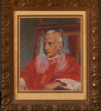 Zdjęcie nr 1: Obraz w kształcie stojącego prostokąta ujęty w passe-partout oraz złoconą ramę dekorowaną motywem jajownika. W centrum kompozycji ukazany w popiersiu, z ciałem zwróconym w trzech czwartych w prawo kardynał Adam Stefan Sapieha zasiadający w fotelu. Ukazany jako starszy, szczupły mężczyzna o ciemnych oczach, siwych, krótkich włosach i wydatnym nosie, ubrany w czerwone szaty kardynalskie. Na głowie piuska, na szyi złoty pektorał. Ręce wsparte swobodnie na oparciu wyłożonego czerwonym aksamitem fotela. Tło obrazu jednolicie ciemne.