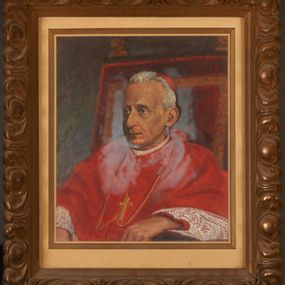 Zdjęcie nr 1: Obraz w kształcie stojącego prostokąta ujęty w passe-partout oraz złoconą ramę dekorowaną motywem jajownika. W centrum kompozycji ukazany w popiersiu, z ciałem zwróconym w trzech czwartych w prawo kardynał Adam Stefan Sapieha zasiadający w fotelu. Ukazany jako starszy, szczupły mężczyzna o ciemnych oczach, siwych, krótkich włosach i wydatnym nosie, ubrany w czerwone szaty kardynalskie. Na głowie piuska, na szyi złoty pektorał. Ręce wsparte swobodnie na oparciu wyłożonego czerwonym aksamitem fotela. Tło obrazu jednolicie ciemne.