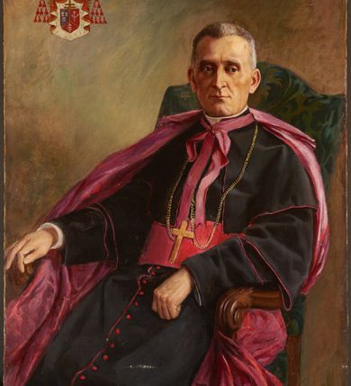 Zdjęcie nr 1: Obraz w kształcie stojącego prostokąta, pozbawiony ramy. W centrum kompozycji, na szaro-brązowym tle ukazany siedzący w fotelu Adam Stefan Sapieha. Postać przedstawiona w ujęciu trzy czwarte z ciałem zwróconym w prawo. Kardynał został ukazany jako dojrzały mężczyzna o wyrazistych rysach twarzy z krótkimi, siwymi włosami. Wzrok skierowany w lewo. Prawa dłoń wsparta na oparciu fotela, lewa zaciśnięta w pięść, złożona na kolanach. Kardynał ubrany jest sutannę arcybiskupią oraz fioletową pelerynę, na piersi ma złoty pektorał. Fotel, na którym siedzi obity jest ciemnozieloną tkaniną dekorowaną w motywy roślinne, podłokietniki drewniane zakończone wolutami. W lewym, górnym rogu obrazu przedstawiony herb arcybiskupa. Na tle czerwonego płaszcza heraldycznego podbitego gronostajem, spiętego w narożach i zwieńczonego mitrą książęcą i czerwonym kapeluszem arcybiskupim z chwostami umieszczono trójpolową tarczę z godłami herbowymi zwieńczoną krzyżem arcybiskupim. W prawym dolnym rogu obrazu umieszczona sygnatura „X J. Kamiński (?) / 1927”.
