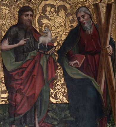 Zdjęcie nr 16: Nastawa ołtarzowa w formie tryptyku z ruchomymi skrzydłami. Na środku scena ze św. Stanisławem tronującym między św. Mikołajem i św. Wawrzyńcem. Na skrzydłach przedstawiono pary świętych: po lewej u góry św. Jana Chrzciciela i św. Andrzeja, na dole św. biskupa z księgą oraz św. biskupa z wrzecionem. Po prawej u góry św. Macieja i św. Jakuba, poniżej św. Michała Archanioła i św. Jerzego. Na zamkniętych skrzydłach również pary świętych: na lewym u góry św. Urban i św. Walenty, poniżej św. Klara i św. Otylia. Na prawym u góry św. helena i św. Zofia , na dole św. Apolonia i św. Afra. 