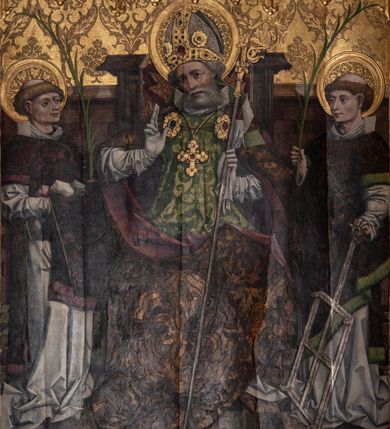 Zdjęcie nr 12: Nastawa ołtarzowa w formie tryptyku z ruchomymi skrzydłami. Na środku scena ze św. Stanisławem tronującym między św. Mikołajem i św. Wawrzyńcem. Na skrzydłach przedstawiono pary świętych: po lewej u góry św. Jana Chrzciciela i św. Andrzeja, na dole św. biskupa z księgą oraz św. biskupa z wrzecionem. Po prawej u góry św. Macieja i św. Jakuba, poniżej św. Michała Archanioła i św. Jerzego. Na zamkniętych skrzydłach również pary świętych: na lewym u góry św. Urban i św. Walenty, poniżej św. Klara i św. Otylia. Na prawym u góry św. helena i św. Zofia , na dole św. Apolonia i św. Afra. 