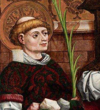 Zdjęcie nr 19: Nastawa ołtarzowa w formie tryptyku z ruchomymi skrzydłami. Na środku scena ze św. Stanisławem tronującym między św. Mikołajem i św. Wawrzyńcem. Na skrzydłach przedstawiono pary świętych: po lewej u góry św. Jana Chrzciciela i św. Andrzeja, na dole św. biskupa z księgą oraz św. biskupa z wrzecionem. Po prawej u góry św. Macieja i św. Jakuba, poniżej św. Michała Archanioła i św. Jerzego. Na zamkniętych skrzydłach również pary świętych: na lewym u góry św. Urban i św. Walenty, poniżej św. Klara i św. Otylia. Na prawym u góry św. helena i św. Zofia , na dole św. Apolonia i św. Afra. 