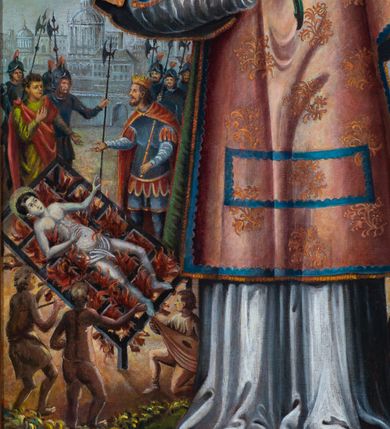 Zdjęcie nr 2: Obraz w formie stojącego prostokąta, zamknięty łukiem kotarowym. W centrum przedstawienie św. Wawrzyńca w całej postaci, zwróconego delikatnie w trzech czwartych w lewo. W prawej, ugiętej ręce trzyma liść palmy, w lewej, wyciągniętej w bok przytrzymuje metalową kratę. Twarz ma szczupłą, o migdałowatych oczach, prostym nosie i pełnych ustach, okoloną krótkimi, gęstymi włosami, z tonsurą na głowie. Ubrany jest w białą, obficie drapowaną albę oraz wzorzystą, jasnoróżową dalmatykę z niebieską lamówką. Święty ukazany na tle pejzażu z zachmurzonym niebem i widocznym sierpem księżyca. Po lewej stronie, w oddali, na tle zabudowań miejskich scena męczeństwa świętego palonego na ruszcie w otoczeniu króla, żołnierzy i oprawców. 
