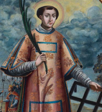 Zdjęcie nr 1: Obraz w formie stojącego prostokąta, zamknięty łukiem kotarowym. W centrum przedstawienie św. Wawrzyńca w całej postaci, zwróconego delikatnie w trzech czwartych w lewo. W prawej, ugiętej ręce trzyma liść palmy, w lewej, wyciągniętej w bok przytrzymuje metalową kratę. Twarz ma szczupłą, o migdałowatych oczach, prostym nosie i pełnych ustach, okoloną krótkimi, gęstymi włosami, z tonsurą na głowie. Ubrany jest w białą, obficie drapowaną albę oraz wzorzystą, jasnoróżową dalmatykę z niebieską lamówką. Święty ukazany na tle pejzażu z zachmurzonym niebem i widocznym sierpem księżyca. Po lewej stronie, w oddali, na tle zabudowań miejskich scena męczeństwa świętego palonego na ruszcie w otoczeniu króla, żołnierzy i oprawców. 
