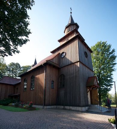 Zdjęcie nr 1: Kościół drewniany na podmurówce z kamienia, o konstrukcji zrębowej, szalowany; jednonawowy, orientowany; wieża o konstrukcji słupowej.
Prezbiterium na planie prostokąta zamkniętego trójbocznie, od północy przylega prostokątna w rzucie zakrystia; nawa na planie prostokąta, z przylegającą od południa kruchtą na rzucie kwadratu; dobudowana nawa na planie dłuższego od poprzedniej prostokąta, od zachodu wieża na planie kwadratu, częściowo wtopiona w ścianę zamykającą nawę, z wyodrębnionymi dwoma pomieszczeniami flankującymi ją.
Nawy i prezbiterium nakryte stropami, oddzielone od siebie szerokimi arkadami zamkniętymi łukami odcinkowymi. W zachodniej części większej nawy prosty parapet chóru muzycznego wsparty na dwóch drewnianych filarach; prospekt organowy przepruwa strop w przestrzeń wieży. Posadzka z płyt ceramicznych. Otwory okienne w formie stojącego prostokąta zamkniętego łukiem półkolistym, obwiedzione listwowymi opaskami, z kwaterowymi podziałami; od strony południowej – jedno w prezbiterium i po dwa w każdej części nawy, od strony północnej po dwa w każdej części nawy, od zachodniej dwa niewielkie flankujące wieżę. W zakrystii analogiczny otwór okienny od wschodu i mniejszy od północy. Otwory wejściowe: z prezbiterium do zakrystii drzwi płycinowe w futrynie; w przejściu z mniejszej nawy do kruchty drzwi płycinowe w futrynie; w przejściu z przyziemia wieży do większej nawy otwór w formie stojącego prostokąta z wklęsłymi górnymi narożami, obwiedziony listwowymi opaskami. 
Ściany z zewnątrz szalowane z listwowaniem. Trzy dachy z osobnymi kalenicami, nad prezbiterium wielospadowy; nad dwiema nawami dwuspadowe, zakończone daszkami okapowymi; kryte ceramiczną dachówką. Wieżyczka na sygnaturkę na kalenicy nad mniejszą nawą, obita blachą, zamknięta daszkiem wieżowym. 
Wieża o ścianach zwężających się ku górze, trójkondygnacyjna. Dolna kondygnacja zamknięta gzymsem, a dwie wyższe daszkami okapowymi. Całość zwieńczona hełmem ostrosłupowym z latarnią przeprutą oknami. Otwory okienne: w pierwszej kondygnacji na ścianie wschodniej i zachodniej w formie stojącego prostokąta zamkniętego łukiem półkolistym, obwiedzione listwowymi opaskami, z kwaterowymi podziałami; w drugiej kondygnacji z trzech stron okulusy, w trzeciej z czterech stron niewielkie okienka. Otwór wejściowy od zachodu, na pięciu kamiennych stopniach, drzwi deskowe-spągowe, dwuskrzydłowe, w odrzwiach belkowych; nakryty daszkiem dwuspadowym.
