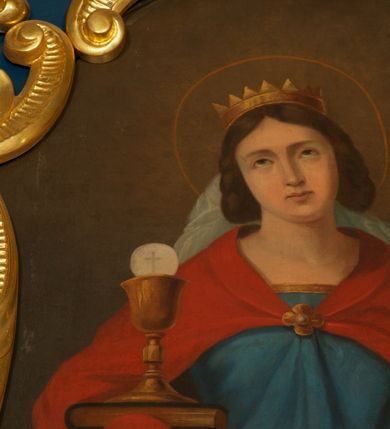 Zdjęcie nr 2: Obraz o fantazyjnej formie zbliżonej do trapezu, od góry zamknięty łukiem odcinkowym z uskokiem, o wklęsłych bokach  i dolnej krawędzi. W centrum kompozycji św. Barbara ukazana frontalnie, w półpostaci. Głowa lekko przechylona w prawo. W lewej opuszczonej ręce trzyma rękojeść miecza skierowanego w dół, w prawej podtrzymuje księgę, na której stoi kielich z hostią. Twarz ma owalną, o regularnych rysach, owalnych oczach skierowanych w górę, prostych łukach brwiowych, wąskim prostym nosie oraz małych ustach. Włosy upięte po bokach głowy. Na głowie ma koronę otwartą. Ubrana jest w niebieską suknię o złoconej lamówce oraz czerwony płaszcz zarzucony na ramiona i zapięty na piersi klamrą w formie kwiatu. Z tyłu głowy widoczny biały welon. Głowę świętej otacza nimb. Postać ukazana na cieniowanym, brązowym tle, rozjaśnionym w górnej części obrazu. 
