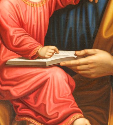 Zdjęcie nr 2: Obraz w formie stojącego prostokąta zamkniętego łukiem półkolistym. W centrum kompozycji ukazany św. Józef trzymający na kolanach Dzieciątko Jezus i nauczający je. Józef przedstawiony w pozycji siedzącej, do wysokości łydek, zwrócony w trzech czwartych w lewo. Prawą ręką obejmuje Dzieciątko, lewą przytrzymuje otwartą księgę na jego kolanach Twarz ma pociągłą, o wysokim czole, dużych, okrągłych oczach, skierowanych w dół, garbatym nosie i pełnych ustach; okoloną kręconymi włosami sięgającymi ramion oraz krótką brodą i wąsami. Nad głową Józefa nimb. Ubrany jest w niebieską tunikę ze złoconą lamówką oraz obficie drapowany żółty płaszcz przewiązany przez lewe ramię i opadający na kolana. Dzieciątko w pozycji siedzącej, zwrócone w trzech czwartych w prawo, z głową ukazaną z profilu. Lewą, ugiętą rękę opiera na piersi Józefa, prawą kładzie na księdze, opartej na jego kolanach. Nogi ma skrzyżowane. Twarz o młodzieńczych rysach, dużych oczach skierowanych w górę, małym nosie i pełnych ustach, okoloną jasnymi, kręconymi włosami. Dzieciątko ubrane w jasnoczerwoną, luźną i silnie drapowaną tunikę ze złoconą lamówką. Nad głową Dzieciątka nimb z krzyżem. Scena ukazana we wnętrzu z widocznym po lewej tronie oknem, na którego parapecie stoi wazon z gałązką lilii oraz po którym pnie się winna latorośl. 
