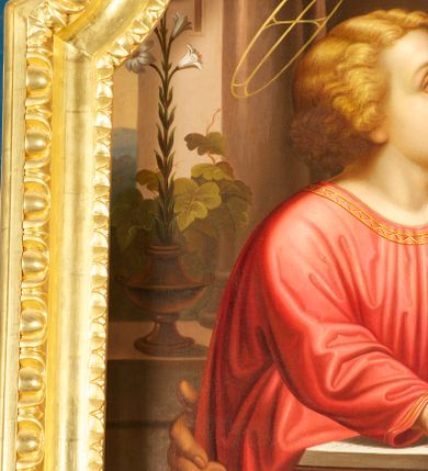 Zdjęcie nr 4: Obraz w formie stojącego prostokąta zamkniętego łukiem półkolistym. W centrum kompozycji ukazany św. Józef trzymający na kolanach Dzieciątko Jezus i nauczający je. Józef przedstawiony w pozycji siedzącej, do wysokości łydek, zwrócony w trzech czwartych w lewo. Prawą ręką obejmuje Dzieciątko, lewą przytrzymuje otwartą księgę na jego kolanach Twarz ma pociągłą, o wysokim czole, dużych, okrągłych oczach, skierowanych w dół, garbatym nosie i pełnych ustach; okoloną kręconymi włosami sięgającymi ramion oraz krótką brodą i wąsami. Nad głową Józefa nimb. Ubrany jest w niebieską tunikę ze złoconą lamówką oraz obficie drapowany żółty płaszcz przewiązany przez lewe ramię i opadający na kolana. Dzieciątko w pozycji siedzącej, zwrócone w trzech czwartych w prawo, z głową ukazaną z profilu. Lewą, ugiętą rękę opiera na piersi Józefa, prawą kładzie na księdze, opartej na jego kolanach. Nogi ma skrzyżowane. Twarz o młodzieńczych rysach, dużych oczach skierowanych w górę, małym nosie i pełnych ustach, okoloną jasnymi, kręconymi włosami. Dzieciątko ubrane w jasnoczerwoną, luźną i silnie drapowaną tunikę ze złoconą lamówką. Nad głową Dzieciątka nimb z krzyżem. Scena ukazana we wnętrzu z widocznym po lewej tronie oknem, na którego parapecie stoi wazon z gałązką lilii oraz po którym pnie się winna latorośl. 
