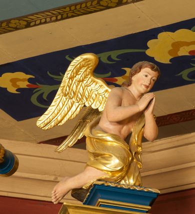 Zdjęcie nr 8: Ołtarz drewniany, prostopadłościenny, z kamienną mensą. Antepedium w formie obrazu z przedstawieniem Ostatniej Wieczerzy, ujętego profilowaną ramą. Na ołtarzu ustawione tabernakulum z tronem wystawienia. 
Nastawa architektoniczna, jednokondygnacyjna ze zwieńczeniem, trójosiowa z bramkami, ustawiona na dwustrefowym cokole z wyłamanymi czterema prostopadłościanami. Oś środkowa ujęta dwiema parami pilastrów oraz parą kolumn, na cokołach zwróconych pod kątem do wewnątrz ołtarza. Osie zewnętrzne ujęte parą pilastrów i stojących na ich tle kolumn. Wszystkie podpory dźwigają imposty, na osiach środkowy podpór zwrócone pod kątem do wewnątrz. Na parze skrajnych impostów fragmenty przerwanego, falistego przyczółka. W polu środkowym nisza w formie stojącego prostokąta zamkniętego łukiem półkolistym nadwieszonym, z uskokiem, ujęta profilowaną ramą, z obrazem Nauczania Marii. Na osiach bocznych figury św. Piotra i św. Pawła ustawione na wspornikach Zwieńczenie niearchitektoniczne, o formie zbliżonej do trapezu, o wklęsłych bokach z uszakami, zamknięte fragmentem falistego gzymsu. W polu obraz o fantazyjnej formie zbliżonej do trapezu z przedstawieniem św. Barbary, ujęty ornamentalną ramą. Zwieńczenie flankują dwie figury klęczących aniołów na cokołach. Nastawa dekorowana rocaille&#039;m w przestrzeni nad polem głównym oraz w partii zwieńczenia, ujęta uszami utworzonymi z rocaille&#039;u, kampanuli i ornamentu roślinnego. Na osiach bocznych zwisy kwiatowe. Bramki w formie przejść o wykroju stojącego prostokąta o wklęsłych górnych narożach, zamkniętego dwiema woltami i cokołami z imitacją puklowania, na których stoją figury niezidentyfikowanych monarchów. Struktura polichromowana w kolorze niebieskim, kolumny, profile i ornamentyka złocone. 






