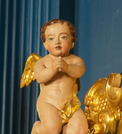 Zdjęcie nr 11: Ołtarz drewniany, prostopadłościenny, z kamienną mensą. Antepedium w formie obrazu z przedstawieniem Ostatniej Wieczerzy, ujętego profilowaną ramą. Na ołtarzu ustawione tabernakulum z tronem wystawienia. 
Nastawa architektoniczna, jednokondygnacyjna ze zwieńczeniem, trójosiowa z bramkami, ustawiona na dwustrefowym cokole z wyłamanymi czterema prostopadłościanami. Oś środkowa ujęta dwiema parami pilastrów oraz parą kolumn, na cokołach zwróconych pod kątem do wewnątrz ołtarza. Osie zewnętrzne ujęte parą pilastrów i stojących na ich tle kolumn. Wszystkie podpory dźwigają imposty, na osiach środkowy podpór zwrócone pod kątem do wewnątrz. Na parze skrajnych impostów fragmenty przerwanego, falistego przyczółka. W polu środkowym nisza w formie stojącego prostokąta zamkniętego łukiem półkolistym nadwieszonym, z uskokiem, ujęta profilowaną ramą, z obrazem Nauczania Marii. Na osiach bocznych figury św. Piotra i św. Pawła ustawione na wspornikach Zwieńczenie niearchitektoniczne, o formie zbliżonej do trapezu, o wklęsłych bokach z uszakami, zamknięte fragmentem falistego gzymsu. W polu obraz o fantazyjnej formie zbliżonej do trapezu z przedstawieniem św. Barbary, ujęty ornamentalną ramą. Zwieńczenie flankują dwie figury klęczących aniołów na cokołach. Nastawa dekorowana rocaille'm w przestrzeni nad polem głównym oraz w partii zwieńczenia, ujęta uszami utworzonymi z rocaille'u, kampanuli i ornamentu roślinnego. Na osiach bocznych zwisy kwiatowe. Bramki w formie przejść o wykroju stojącego prostokąta o wklęsłych górnych narożach, zamkniętego dwiema woltami i cokołami z imitacją puklowania, na których stoją figury niezidentyfikowanych monarchów. Struktura polichromowana w kolorze niebieskim, kolumny, profile i ornamentyka złocone. 






