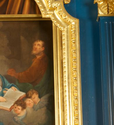 Zdjęcie nr 20: Ołtarz drewniany, prostopadłościenny, z kamienną mensą. Antepedium w formie obrazu z przedstawieniem Ostatniej Wieczerzy, ujętego profilowaną ramą. Na ołtarzu ustawione tabernakulum z tronem wystawienia. 
Nastawa architektoniczna, jednokondygnacyjna ze zwieńczeniem, trójosiowa z bramkami, ustawiona na dwustrefowym cokole z wyłamanymi czterema prostopadłościanami. Oś środkowa ujęta dwiema parami pilastrów oraz parą kolumn, na cokołach zwróconych pod kątem do wewnątrz ołtarza. Osie zewnętrzne ujęte parą pilastrów i stojących na ich tle kolumn. Wszystkie podpory dźwigają imposty, na osiach środkowy podpór zwrócone pod kątem do wewnątrz. Na parze skrajnych impostów fragmenty przerwanego, falistego przyczółka. W polu środkowym nisza w formie stojącego prostokąta zamkniętego łukiem półkolistym nadwieszonym, z uskokiem, ujęta profilowaną ramą, z obrazem Nauczania Marii. Na osiach bocznych figury św. Piotra i św. Pawła ustawione na wspornikach Zwieńczenie niearchitektoniczne, o formie zbliżonej do trapezu, o wklęsłych bokach z uszakami, zamknięte fragmentem falistego gzymsu. W polu obraz o fantazyjnej formie zbliżonej do trapezu z przedstawieniem św. Barbary, ujęty ornamentalną ramą. Zwieńczenie flankują dwie figury klęczących aniołów na cokołach. Nastawa dekorowana rocaille'm w przestrzeni nad polem głównym oraz w partii zwieńczenia, ujęta uszami utworzonymi z rocaille'u, kampanuli i ornamentu roślinnego. Na osiach bocznych zwisy kwiatowe. Bramki w formie przejść o wykroju stojącego prostokąta o wklęsłych górnych narożach, zamkniętego dwiema woltami i cokołami z imitacją puklowania, na których stoją figury niezidentyfikowanych monarchów. Struktura polichromowana w kolorze niebieskim, kolumny, profile i ornamentyka złocone. 






