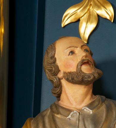 Zdjęcie nr 3: Rzeźba pełnoplastyczna, ustawiona na niskiej podstawie. Figura ukazana frontalnie, w lekkim odchyleniu, z uniesioną głową skierowaną w lewo. W lewej, wyciągniętej do przodu ręce trzyma skrzyżowane dwa klucze, w prawej, ugiętej ręce trzyma zamkniętą księgę, opartą na ugiętej nodze, ustawionej na stopniu. Twarz ma szeroką, o wysokim czole, niewielkich migdałowatych oczach, małych nosie i ustach. Włosy lekko kręcone, krótkie, silnie przylegające do głowy, z zaznaczoną łysiną i puklem nad czołem. Twarz okolona krótką, kręconą brodą z wąsami. Postać ubrana w długą, srebrzoną tunikę z kołnierzykiem, przepasaną w pasie oraz złocony płaszcz przerzucony przez prawe ramię i opadający na plecy. Na stopach ma złocone sandały. Polichromią ciała naturalistyczna. 






