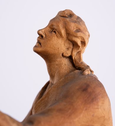 Zdjęcie nr 9: Tabernakulum w formie Arki Przymierza, adorowanej przez dwie klęczące figury św. Jana i starotestamentowego arcykapłana, dwie stojące postacie lewitów oraz klęczących aniołów, zwieńczonej glorią promienistą z okiem Opatrzności. Arka w formie prostopadłościennej szafki z dwoma drążkami do noszenia jest od frontu podzielone na trzy pola: środkowe zamknięte łukiem wklęsło-wypukłym i boczne o ćwierćkoliście wyciętych narożach. Pole środkowe stanowią drzwiczki z rytymi cyframi Dekalogu, a w bocznych znajdują się kłosy zbóż i winne grono. Na skłębionych chmurach z podestem leży baranek. Nad nim widnieje znacznej wielkości gloria promienista z wieńcem chmur i umieszczonym w nim okiem Opatrzności oraz cztery uskrzydlone główki anielskie. Nad parą główek w górnej części papieska tiara ze skrzyżowanymi kluczami. Po bokach baranka dwa klęczące, uskrzydlone nagie aniołki o rękach i nogach utworzonych z piór. Obok arki dwie postacie lewitów ubranych w długie szaty, w różnicowanych pozach i gestach. Poniżej klęczą postacie św. Jana z księgą i orłem obok niego i kapłana w tradycyjnym starotestamentowym stroju – efodzie czyli tunice i płaszczu wierzchnim przepasanym na biodrach, z pektorałem na piersi i czapką na głowie. 