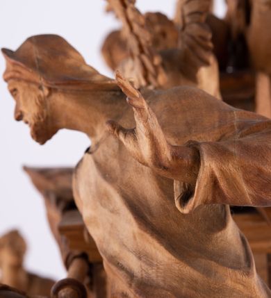 Zdjęcie nr 8: Tabernakulum w formie Arki Przymierza, adorowanej przez dwie klęczące figury św. Jana i starotestamentowego arcykapłana, dwie stojące postacie lewitów oraz klęczących aniołów, zwieńczonej glorią promienistą z okiem Opatrzności. Arka w formie prostopadłościennej szafki z dwoma drążkami do noszenia jest od frontu podzielone na trzy pola: środkowe zamknięte łukiem wklęsło-wypukłym i boczne o ćwierćkoliście wyciętych narożach. Pole środkowe stanowią drzwiczki z rytymi cyframi Dekalogu, a w bocznych znajdują się kłosy zbóż i winne grono. Na skłębionych chmurach z podestem leży baranek. Nad nim widnieje znacznej wielkości gloria promienista z wieńcem chmur i umieszczonym w nim okiem Opatrzności oraz cztery uskrzydlone główki anielskie. Nad parą główek w górnej części papieska tiara ze skrzyżowanymi kluczami. Po bokach baranka dwa klęczące, uskrzydlone nagie aniołki o rękach i nogach utworzonych z piór. Obok arki dwie postacie lewitów ubranych w długie szaty, w różnicowanych pozach i gestach. Poniżej klęczą postacie św. Jana z księgą i orłem obok niego i kapłana w tradycyjnym starotestamentowym stroju – efodzie czyli tunice i płaszczu wierzchnim przepasanym na biodrach, z pektorałem na piersi i czapką na głowie. 