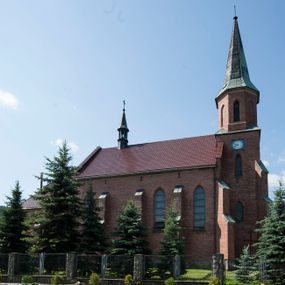 Zdjęcie nr 1: Kościół ceglany z kamiennym przyziemiem, na planie prostokąta z węższym i niższym prezbiterium flankowanym dwoma aneksami wystającymi poza lico nawy i wieżą od zachodu. Kościół orientowany, jednonawowy, czteroprzęsłowy z węższym, jednoprzęsłowym prezbiterium zamkniętym trójbocznie, z kruchtą w przyziemiu wieży. Nawa artykułowana półfilarami o ściętych narożach, przechodzących w gurty krzyżowo-żebrowego sklepienia. W nawie i prezbiterium okna prostokątne zamknięte łukiem ostrym; główne wejście od wschodu. Identyczne okna w aneksach przy prezbiterium. Aneksy dwuprzęsłowe ujęte wielobocznymi filarami, zamknięte trójbocznie z parasolowym sklepieniem. Chór muzyczny w czwartym przęśle nawy, wsparty na wielobocznych filarach z drewnianym parapetem ozdobionym ostrołukowymi blendami. Kruchta węższa od nawy, zasklepiona krzyżowo. Fasada węższa od nawy, ujęta przyporami w narożach, między którymi ostrołukowe wejście. W drugiej kondygnacji oddzielonej parapetem wysokie okno zamknięte łukiem ostrym, nad którym tarcza zegara. Nad fasadą ośmioboczna wieża. W wieży na przemian okna i płyciny, zamknięte łukiem ostrym. Trójboczne prezbiterium w narożach ujęte przyporami sięgającymi połowy wysokości, między którymi ostrołukowe okna. Aneksy na planie prostokąta z przyporami na narożach oraz jedną w części bocznej. Czteroosiowa ściana nawy i naroża oddzielone przyporami, między którymi ostrołukowo zakończone okna. Hełm wieży w formie ośmiobocznego stożka, załamującego się w partii dolnej. Nawa z dwuspadowym dachem z wieżyczką na sygnaturkę nad pierwszym przęsłem.