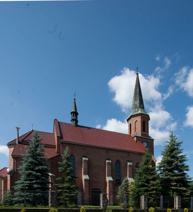 Zdjęcie nr 2: Kościół ceglany z kamiennym przyziemiem, na planie prostokąta z węższym i niższym prezbiterium flankowanym dwoma aneksami wystającymi poza lico nawy i wieżą od zachodu. Kościół orientowany, jednonawowy, czteroprzęsłowy z węższym, jednoprzęsłowym prezbiterium zamkniętym trójbocznie, z kruchtą w przyziemiu wieży. Nawa artykułowana półfilarami o ściętych narożach, przechodzących w gurty krzyżowo-żebrowego sklepienia. W nawie i prezbiterium okna prostokątne zamknięte łukiem ostrym; główne wejście od wschodu. Identyczne okna w aneksach przy prezbiterium. Aneksy dwuprzęsłowe ujęte wielobocznymi filarami, zamknięte trójbocznie z parasolowym sklepieniem. Chór muzyczny w czwartym przęśle nawy, wsparty na wielobocznych filarach z drewnianym parapetem ozdobionym ostrołukowymi blendami. Kruchta węższa od nawy, zasklepiona krzyżowo. Fasada węższa od nawy, ujęta przyporami w narożach, między którymi ostrołukowe wejście. W drugiej kondygnacji oddzielonej parapetem wysokie okno zamknięte łukiem ostrym, nad którym tarcza zegara. Nad fasadą ośmioboczna wieża. W wieży na przemian okna i płyciny, zamknięte łukiem ostrym. Trójboczne prezbiterium w narożach ujęte przyporami sięgającymi połowy wysokości, między którymi ostrołukowe okna. Aneksy na planie prostokąta z przyporami na narożach oraz jedną w części bocznej. Czteroosiowa ściana nawy i naroża oddzielone przyporami, między którymi ostrołukowo zakończone okna. Hełm wieży w formie ośmiobocznego stożka, załamującego się w partii dolnej. Nawa z dwuspadowym dachem z wieżyczką na sygnaturkę nad pierwszym przęsłem.