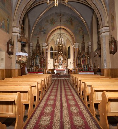 Zdjęcie nr 7: Kościół ceglany z kamiennym przyziemiem, na planie prostokąta z węższym i niższym prezbiterium flankowanym dwoma aneksami wystającymi poza lico nawy i wieżą od zachodu. Kościół orientowany, jednonawowy, czteroprzęsłowy z węższym, jednoprzęsłowym prezbiterium zamkniętym trójbocznie, z kruchtą w przyziemiu wieży. Nawa artykułowana półfilarami o ściętych narożach, przechodzących w gurty krzyżowo-żebrowego sklepienia. W nawie i prezbiterium okna prostokątne zamknięte łukiem ostrym; główne wejście od wschodu. Identyczne okna w aneksach przy prezbiterium. Aneksy dwuprzęsłowe ujęte wielobocznymi filarami, zamknięte trójbocznie z parasolowym sklepieniem. Chór muzyczny w czwartym przęśle nawy, wsparty na wielobocznych filarach z drewnianym parapetem ozdobionym ostrołukowymi blendami. Kruchta węższa od nawy, zasklepiona krzyżowo. Fasada węższa od nawy, ujęta przyporami w narożach, między którymi ostrołukowe wejście. W drugiej kondygnacji oddzielonej parapetem wysokie okno zamknięte łukiem ostrym, nad którym tarcza zegara. Nad fasadą ośmioboczna wieża. W wieży na przemian okna i płyciny, zamknięte łukiem ostrym. Trójboczne prezbiterium w narożach ujęte przyporami sięgającymi połowy wysokości, między którymi ostrołukowe okna. Aneksy na planie prostokąta z przyporami na narożach oraz jedną w części bocznej. Czteroosiowa ściana nawy i naroża oddzielone przyporami, między którymi ostrołukowo zakończone okna. Hełm wieży w formie ośmiobocznego stożka, załamującego się w partii dolnej. Nawa z dwuspadowym dachem z wieżyczką na sygnaturkę nad pierwszym przęsłem.