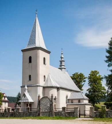 Zdjęcie nr 1: Kościół św. Rozalii w Podszklu usytuowany jest przy skrzyżowaniu dróg w centrum miejscowości na obszernym placu, na którym rosną stare jesiony. Teren przykościelny ogrodzony jest kamiennym murem z czterema murowanymi z nieregularnych kamieni kaplicami rozmieszczonymi na jego obwodzie. Wejście na teren przykościelny prowadzi przez trzy bramy umieszczone od strony północnej, każda flankowana jest przez parę obelisków. Kolejne wejście znajduje się od strony zachodniej. 

Kościół orientowany z krótkim zakończonym półkoliście prezbiterium i czworoboczną wieżą od zachodu. Do prezbiterium jest dobudowana zakrystia. Główne wejście do świątyni od strony zachodniej, drugie przez zakrystię. Od południa dobudowana została nowsza przybudówka. Nawa szersza od prezbiterium założona na planie prostokąta. Wnętrze nakryte jest drewnianym stropem z kasetonami. Nawę oświetlają pary okien na każdej ze ścian w kształcie stojących prostokątów, zamkniętych półkoliście; do prezbiterium zaś światło wpada przez okno umieszczone od strony południowej oraz mniejszy oculus na ścieni wschodniej. Chór muzyczny drewniany, wsparty na dwóch drewnianych słupach, z dostępem schodami od południowej strony nawy.

Elewacja zewnętrzna pozbawiona większych podziałów architektonicznych z wyjątkiem podokapowych gzymsów, w partii cokołowej okładzina kamienna z regularnych ciosów, wyżej kościół otynkowany. W fasadzie trójkondygnacyjna, czworoboczna wieża o zaokrąglonych narożnikach, w jednej trzeciej wysokości oddzielona daszkiem. W drugiej i trzeciej kondygnacji podziały zaznaczone jedynie przez pojedyncze otwory okienne na każdej ze ścian i kondygnacji w kształcie stojących prostokątów, zamkniętych półkoliście. Wieża nakryta ostrosłupowym hełmem. Po bokach flankowana jest przez dwie przybudówki na planie ćwierćkoła, sięgające wysokością do drugiej kondygnacji wieży. Nawę i prezbiterium nakrywa jednokalenicowy, stromy dach, pokryty blachą. Na skrzyżowaniu nawy z prezbiterium wieżyczka na sygnaturkę z latarnią. Wejście do kościoła od zachodu zaakcentowane jest dwuspadowym daszkiem z trójkątnym szczytem oraz małą wieżyczką z cebulastym hełmem.