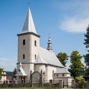 Zdjęcie nr 1: Kościół św. Rozalii w Podszklu usytuowany jest przy skrzyżowaniu dróg w centrum miejscowości na obszernym placu, na którym rosną stare jesiony. Teren przykościelny ogrodzony jest kamiennym murem z czterema murowanymi z nieregularnych kamieni kaplicami rozmieszczonymi na jego obwodzie. Wejście na teren przykościelny prowadzi przez trzy bramy umieszczone od strony północnej, każda flankowana jest przez parę obelisków. Kolejne wejście znajduje się od strony zachodniej. 

Kościół orientowany z krótkim zakończonym półkoliście prezbiterium i czworoboczną wieżą od zachodu. Do prezbiterium jest dobudowana zakrystia. Główne wejście do świątyni od strony zachodniej, drugie przez zakrystię. Od południa dobudowana została nowsza przybudówka. Nawa szersza od prezbiterium założona na planie prostokąta. Wnętrze nakryte jest drewnianym stropem z kasetonami. Nawę oświetlają pary okien na każdej ze ścian w kształcie stojących prostokątów, zamkniętych półkoliście; do prezbiterium zaś światło wpada przez okno umieszczone od strony południowej oraz mniejszy oculus na ścieni wschodniej. Chór muzyczny drewniany, wsparty na dwóch drewnianych słupach, z dostępem schodami od południowej strony nawy.

Elewacja zewnętrzna pozbawiona większych podziałów architektonicznych z wyjątkiem podokapowych gzymsów, w partii cokołowej okładzina kamienna z regularnych ciosów, wyżej kościół otynkowany. W fasadzie trójkondygnacyjna, czworoboczna wieża o zaokrąglonych narożnikach, w jednej trzeciej wysokości oddzielona daszkiem. W drugiej i trzeciej kondygnacji podziały zaznaczone jedynie przez pojedyncze otwory okienne na każdej ze ścian i kondygnacji w kształcie stojących prostokątów, zamkniętych półkoliście. Wieża nakryta ostrosłupowym hełmem. Po bokach flankowana jest przez dwie przybudówki na planie ćwierćkoła, sięgające wysokością do drugiej kondygnacji wieży. Nawę i prezbiterium nakrywa jednokalenicowy, stromy dach, pokryty blachą. Na skrzyżowaniu nawy z prezbiterium wieżyczka na sygnaturkę z latarnią. Wejście do kościoła od zachodu zaakcentowane jest dwuspadowym daszkiem z trójkątnym szczytem oraz małą wieżyczką z cebulastym hełmem.