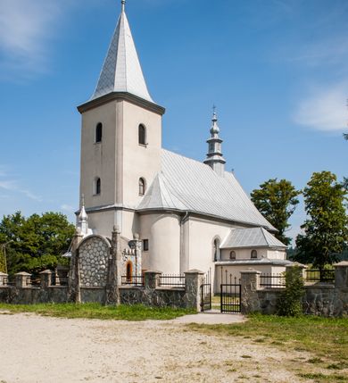 Zdjęcie nr 3: Kościół św. Rozalii w Podszklu usytuowany jest przy skrzyżowaniu dróg w centrum miejscowości na obszernym placu, na którym rosną stare jesiony. Teren przykościelny ogrodzony jest kamiennym murem z czterema murowanymi z nieregularnych kamieni kaplicami rozmieszczonymi na jego obwodzie. Wejście na teren przykościelny prowadzi przez trzy bramy umieszczone od strony północnej, każda flankowana jest przez parę obelisków. Kolejne wejście znajduje się od strony zachodniej. 

Kościół orientowany z krótkim zakończonym półkoliście prezbiterium i czworoboczną wieżą od zachodu. Do prezbiterium jest dobudowana zakrystia. Główne wejście do świątyni od strony zachodniej, drugie przez zakrystię. Od południa dobudowana została nowsza przybudówka. Nawa szersza od prezbiterium założona na planie prostokąta. Wnętrze nakryte jest drewnianym stropem z kasetonami. Nawę oświetlają pary okien na każdej ze ścian w kształcie stojących prostokątów, zamkniętych półkoliście; do prezbiterium zaś światło wpada przez okno umieszczone od strony południowej oraz mniejszy oculus na ścieni wschodniej. Chór muzyczny drewniany, wsparty na dwóch drewnianych słupach, z dostępem schodami od południowej strony nawy.

Elewacja zewnętrzna pozbawiona większych podziałów architektonicznych z wyjątkiem podokapowych gzymsów, w partii cokołowej okładzina kamienna z regularnych ciosów, wyżej kościół otynkowany. W fasadzie trójkondygnacyjna, czworoboczna wieża o zaokrąglonych narożnikach, w jednej trzeciej wysokości oddzielona daszkiem. W drugiej i trzeciej kondygnacji podziały zaznaczone jedynie przez pojedyncze otwory okienne na każdej ze ścian i kondygnacji w kształcie stojących prostokątów, zamkniętych półkoliście. Wieża nakryta ostrosłupowym hełmem. Po bokach flankowana jest przez dwie przybudówki na planie ćwierćkoła, sięgające wysokością do drugiej kondygnacji wieży. Nawę i prezbiterium nakrywa jednokalenicowy, stromy dach, pokryty blachą. Na skrzyżowaniu nawy z prezbiterium wieżyczka na sygnaturkę z latarnią. Wejście do kościoła od zachodu zaakcentowane jest dwuspadowym daszkiem z trójkątnym szczytem oraz małą wieżyczką z cebulastym hełmem.