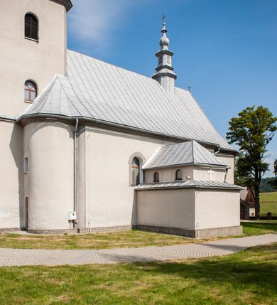 Zdjęcie nr 6: Kościół św. Rozalii w Podszklu usytuowany jest przy skrzyżowaniu dróg w centrum miejscowości na obszernym placu, na którym rosną stare jesiony. Teren przykościelny ogrodzony jest kamiennym murem z czterema murowanymi z nieregularnych kamieni kaplicami rozmieszczonymi na jego obwodzie. Wejście na teren przykościelny prowadzi przez trzy bramy umieszczone od strony północnej, każda flankowana jest przez parę obelisków. Kolejne wejście znajduje się od strony zachodniej. 

Kościół orientowany z krótkim zakończonym półkoliście prezbiterium i czworoboczną wieżą od zachodu. Do prezbiterium jest dobudowana zakrystia. Główne wejście do świątyni od strony zachodniej, drugie przez zakrystię. Od południa dobudowana została nowsza przybudówka. Nawa szersza od prezbiterium założona na planie prostokąta. Wnętrze nakryte jest drewnianym stropem z kasetonami. Nawę oświetlają pary okien na każdej ze ścian w kształcie stojących prostokątów, zamkniętych półkoliście; do prezbiterium zaś światło wpada przez okno umieszczone od strony południowej oraz mniejszy oculus na ścieni wschodniej. Chór muzyczny drewniany, wsparty na dwóch drewnianych słupach, z dostępem schodami od południowej strony nawy.

Elewacja zewnętrzna pozbawiona większych podziałów architektonicznych z wyjątkiem podokapowych gzymsów, w partii cokołowej okładzina kamienna z regularnych ciosów, wyżej kościół otynkowany. W fasadzie trójkondygnacyjna, czworoboczna wieża o zaokrąglonych narożnikach, w jednej trzeciej wysokości oddzielona daszkiem. W drugiej i trzeciej kondygnacji podziały zaznaczone jedynie przez pojedyncze otwory okienne na każdej ze ścian i kondygnacji w kształcie stojących prostokątów, zamkniętych półkoliście. Wieża nakryta ostrosłupowym hełmem. Po bokach flankowana jest przez dwie przybudówki na planie ćwierćkoła, sięgające wysokością do drugiej kondygnacji wieży. Nawę i prezbiterium nakrywa jednokalenicowy, stromy dach, pokryty blachą. Na skrzyżowaniu nawy z prezbiterium wieżyczka na sygnaturkę z latarnią. Wejście do kościoła od zachodu zaakcentowane jest dwuspadowym daszkiem z trójkątnym szczytem oraz małą wieżyczką z cebulastym hełmem.