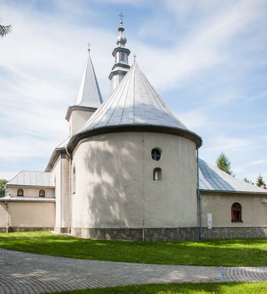 Zdjęcie nr 4: Kościół św. Rozalii w Podszklu usytuowany jest przy skrzyżowaniu dróg w centrum miejscowości na obszernym placu, na którym rosną stare jesiony. Teren przykościelny ogrodzony jest kamiennym murem z czterema murowanymi z nieregularnych kamieni kaplicami rozmieszczonymi na jego obwodzie. Wejście na teren przykościelny prowadzi przez trzy bramy umieszczone od strony północnej, każda flankowana jest przez parę obelisków. Kolejne wejście znajduje się od strony zachodniej. 

Kościół orientowany z krótkim zakończonym półkoliście prezbiterium i czworoboczną wieżą od zachodu. Do prezbiterium jest dobudowana zakrystia. Główne wejście do świątyni od strony zachodniej, drugie przez zakrystię. Od południa dobudowana została nowsza przybudówka. Nawa szersza od prezbiterium założona na planie prostokąta. Wnętrze nakryte jest drewnianym stropem z kasetonami. Nawę oświetlają pary okien na każdej ze ścian w kształcie stojących prostokątów, zamkniętych półkoliście; do prezbiterium zaś światło wpada przez okno umieszczone od strony południowej oraz mniejszy oculus na ścieni wschodniej. Chór muzyczny drewniany, wsparty na dwóch drewnianych słupach, z dostępem schodami od południowej strony nawy.

Elewacja zewnętrzna pozbawiona większych podziałów architektonicznych z wyjątkiem podokapowych gzymsów, w partii cokołowej okładzina kamienna z regularnych ciosów, wyżej kościół otynkowany. W fasadzie trójkondygnacyjna, czworoboczna wieża o zaokrąglonych narożnikach, w jednej trzeciej wysokości oddzielona daszkiem. W drugiej i trzeciej kondygnacji podziały zaznaczone jedynie przez pojedyncze otwory okienne na każdej ze ścian i kondygnacji w kształcie stojących prostokątów, zamkniętych półkoliście. Wieża nakryta ostrosłupowym hełmem. Po bokach flankowana jest przez dwie przybudówki na planie ćwierćkoła, sięgające wysokością do drugiej kondygnacji wieży. Nawę i prezbiterium nakrywa jednokalenicowy, stromy dach, pokryty blachą. Na skrzyżowaniu nawy z prezbiterium wieżyczka na sygnaturkę z latarnią. Wejście do kościoła od zachodu zaakcentowane jest dwuspadowym daszkiem z trójkątnym szczytem oraz małą wieżyczką z cebulastym hełmem.