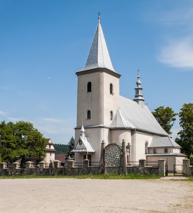 Zdjęcie nr 2: Kościół św. Rozalii w Podszklu usytuowany jest przy skrzyżowaniu dróg w centrum miejscowości na obszernym placu, na którym rosną stare jesiony. Teren przykościelny ogrodzony jest kamiennym murem z czterema murowanymi z nieregularnych kamieni kaplicami rozmieszczonymi na jego obwodzie. Wejście na teren przykościelny prowadzi przez trzy bramy umieszczone od strony północnej, każda flankowana jest przez parę obelisków. Kolejne wejście znajduje się od strony zachodniej. 

Kościół orientowany z krótkim zakończonym półkoliście prezbiterium i czworoboczną wieżą od zachodu. Do prezbiterium jest dobudowana zakrystia. Główne wejście do świątyni od strony zachodniej, drugie przez zakrystię. Od południa dobudowana została nowsza przybudówka. Nawa szersza od prezbiterium założona na planie prostokąta. Wnętrze nakryte jest drewnianym stropem z kasetonami. Nawę oświetlają pary okien na każdej ze ścian w kształcie stojących prostokątów, zamkniętych półkoliście; do prezbiterium zaś światło wpada przez okno umieszczone od strony południowej oraz mniejszy oculus na ścieni wschodniej. Chór muzyczny drewniany, wsparty na dwóch drewnianych słupach, z dostępem schodami od południowej strony nawy.

Elewacja zewnętrzna pozbawiona większych podziałów architektonicznych z wyjątkiem podokapowych gzymsów, w partii cokołowej okładzina kamienna z regularnych ciosów, wyżej kościół otynkowany. W fasadzie trójkondygnacyjna, czworoboczna wieża o zaokrąglonych narożnikach, w jednej trzeciej wysokości oddzielona daszkiem. W drugiej i trzeciej kondygnacji podziały zaznaczone jedynie przez pojedyncze otwory okienne na każdej ze ścian i kondygnacji w kształcie stojących prostokątów, zamkniętych półkoliście. Wieża nakryta ostrosłupowym hełmem. Po bokach flankowana jest przez dwie przybudówki na planie ćwierćkoła, sięgające wysokością do drugiej kondygnacji wieży. Nawę i prezbiterium nakrywa jednokalenicowy, stromy dach, pokryty blachą. Na skrzyżowaniu nawy z prezbiterium wieżyczka na sygnaturkę z latarnią. Wejście do kościoła od zachodu zaakcentowane jest dwuspadowym daszkiem z trójkątnym szczytem oraz małą wieżyczką z cebulastym hełmem.