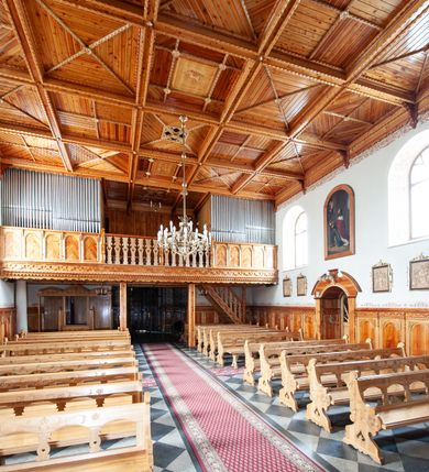 Zdjęcie nr 10: Kościół św. Rozalii w Podszklu usytuowany jest przy skrzyżowaniu dróg w centrum miejscowości na obszernym placu, na którym rosną stare jesiony. Teren przykościelny ogrodzony jest kamiennym murem z czterema murowanymi z nieregularnych kamieni kaplicami rozmieszczonymi na jego obwodzie. Wejście na teren przykościelny prowadzi przez trzy bramy umieszczone od strony północnej, każda flankowana jest przez parę obelisków. Kolejne wejście znajduje się od strony zachodniej. 

Kościół orientowany z krótkim zakończonym półkoliście prezbiterium i czworoboczną wieżą od zachodu. Do prezbiterium jest dobudowana zakrystia. Główne wejście do świątyni od strony zachodniej, drugie przez zakrystię. Od południa dobudowana została nowsza przybudówka. Nawa szersza od prezbiterium założona na planie prostokąta. Wnętrze nakryte jest drewnianym stropem z kasetonami. Nawę oświetlają pary okien na każdej ze ścian w kształcie stojących prostokątów, zamkniętych półkoliście; do prezbiterium zaś światło wpada przez okno umieszczone od strony południowej oraz mniejszy oculus na ścieni wschodniej. Chór muzyczny drewniany, wsparty na dwóch drewnianych słupach, z dostępem schodami od południowej strony nawy.

Elewacja zewnętrzna pozbawiona większych podziałów architektonicznych z wyjątkiem podokapowych gzymsów, w partii cokołowej okładzina kamienna z regularnych ciosów, wyżej kościół otynkowany. W fasadzie trójkondygnacyjna, czworoboczna wieża o zaokrąglonych narożnikach, w jednej trzeciej wysokości oddzielona daszkiem. W drugiej i trzeciej kondygnacji podziały zaznaczone jedynie przez pojedyncze otwory okienne na każdej ze ścian i kondygnacji w kształcie stojących prostokątów, zamkniętych półkoliście. Wieża nakryta ostrosłupowym hełmem. Po bokach flankowana jest przez dwie przybudówki na planie ćwierćkoła, sięgające wysokością do drugiej kondygnacji wieży. Nawę i prezbiterium nakrywa jednokalenicowy, stromy dach, pokryty blachą. Na skrzyżowaniu nawy z prezbiterium wieżyczka na sygnaturkę z latarnią. Wejście do kościoła od zachodu zaakcentowane jest dwuspadowym daszkiem z trójkątnym szczytem oraz małą wieżyczką z cebulastym hełmem.