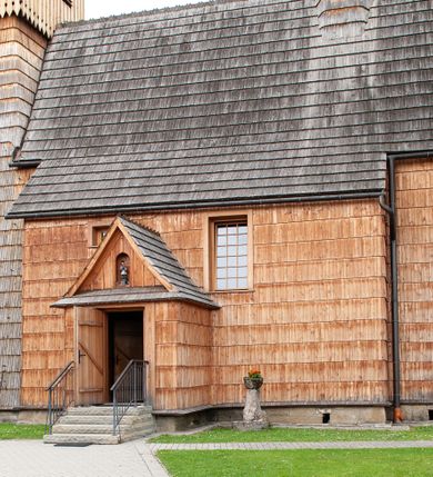 Zdjęcie nr 12: Kościół jednonawowy,  prezbiterium oddzielone ścianą tęczową z poprzeczną belką. Stropy pokryte dekoracją malarską imitującą kasetony z rozetami, z przedstawieniem Matki Boskiej z Dzieciątkiem w prezbiterium, św. Michała Archanioła w nawie oraz klęczących aniołów na ścianach. W dolnej partii ściany niebieskie, z biegnącą dookoła inskrypcją, a do jednej trzeciej wysokości od dołu w kolorze drewna. W przedsionku polichromia patronowa o motywach geometrycznych, roślinnych, zwierzęcych itd.  W nawie od zachodu chór muzyczny z dekoracją malarską roślinną i antropomorficzną. Nawa i prezbiterium naryte pozornym sklepieniem w kształcie spłaszczonej kolebki ze skośnymi fasetami. W nawie głównej jedno duże okno w kształcie stojącego prostokąta, bliżej chóru drugie, niewielkie, w kształcie leżącego; kolejne w wieży, przedsionku i prezbiterium. Główne wejście od zachodu, drugie przez kruchtę od południa, trzecie do zakrystii. Portal południowy prostokątny, osłonięty daszkiem, poniżej trójkątnego szczytu wypełnionego oknem. Od zachodu kwadratowa wieża o pochyłych ścianach pobitych gontem, z nadwieszoną, nieco występującą izbicą szalowaną pionowymi deskami, na dolnych końcach ozdobnie wycinanymi. Ściany obłożone gontem, gładkie. Nad nawą i prezbiterium dach jednokalenicowy, gontowy, wieża z ostrosłupowym hełmem. Nad nawą barokowa wieżyczka na sygnaturkę kryta blachą. 
Najcenniejszym elementem wyposażenia jest gotyckie retabulum ołtarzowe pełniące od 1935 roku rolę ołtarza głównego w miejsce rozebranego, barokowego. Oprócz niego szczególne znaczenie mają fragmenty zachowanej polichromii patronowej z około 1500 roku. 
