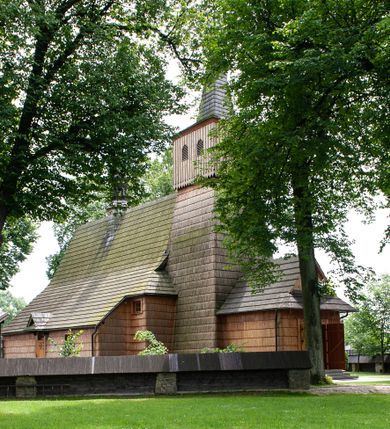 Zdjęcie nr 4: Kościół jednonawowy,  prezbiterium oddzielone ścianą tęczową z poprzeczną belką. Stropy pokryte dekoracją malarską imitującą kasetony z rozetami, z przedstawieniem Matki Boskiej z Dzieciątkiem w prezbiterium, św. Michała Archanioła w nawie oraz klęczących aniołów na ścianach. W dolnej partii ściany niebieskie, z biegnącą dookoła inskrypcją, a do jednej trzeciej wysokości od dołu w kolorze drewna. W przedsionku polichromia patronowa o motywach geometrycznych, roślinnych, zwierzęcych itd.  W nawie od zachodu chór muzyczny z dekoracją malarską roślinną i antropomorficzną. Nawa i prezbiterium naryte pozornym sklepieniem w kształcie spłaszczonej kolebki ze skośnymi fasetami. W nawie głównej jedno duże okno w kształcie stojącego prostokąta, bliżej chóru drugie, niewielkie, w kształcie leżącego; kolejne w wieży, przedsionku i prezbiterium. Główne wejście od zachodu, drugie przez kruchtę od południa, trzecie do zakrystii. Portal południowy prostokątny, osłonięty daszkiem, poniżej trójkątnego szczytu wypełnionego oknem. Od zachodu kwadratowa wieża o pochyłych ścianach pobitych gontem, z nadwieszoną, nieco występującą izbicą szalowaną pionowymi deskami, na dolnych końcach ozdobnie wycinanymi. Ściany obłożone gontem, gładkie. Nad nawą i prezbiterium dach jednokalenicowy, gontowy, wieża z ostrosłupowym hełmem. Nad nawą barokowa wieżyczka na sygnaturkę kryta blachą. 
Najcenniejszym elementem wyposażenia jest gotyckie retabulum ołtarzowe pełniące od 1935 roku rolę ołtarza głównego w miejsce rozebranego, barokowego. Oprócz niego szczególne znaczenie mają fragmenty zachowanej polichromii patronowej z około 1500 roku. 
