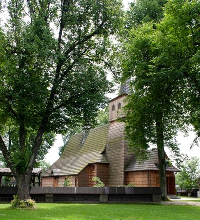 Zdjęcie nr 3: Kościół jednonawowy,  prezbiterium oddzielone ścianą tęczową z poprzeczną belką. Stropy pokryte dekoracją malarską imitującą kasetony z rozetami, z przedstawieniem Matki Boskiej z Dzieciątkiem w prezbiterium, św. Michała Archanioła w nawie oraz klęczących aniołów na ścianach. W dolnej partii ściany niebieskie, z biegnącą dookoła inskrypcją, a do jednej trzeciej wysokości od dołu w kolorze drewna. W przedsionku polichromia patronowa o motywach geometrycznych, roślinnych, zwierzęcych itd.  W nawie od zachodu chór muzyczny z dekoracją malarską roślinną i antropomorficzną. Nawa i prezbiterium naryte pozornym sklepieniem w kształcie spłaszczonej kolebki ze skośnymi fasetami. W nawie głównej jedno duże okno w kształcie stojącego prostokąta, bliżej chóru drugie, niewielkie, w kształcie leżącego; kolejne w wieży, przedsionku i prezbiterium. Główne wejście od zachodu, drugie przez kruchtę od południa, trzecie do zakrystii. Portal południowy prostokątny, osłonięty daszkiem, poniżej trójkątnego szczytu wypełnionego oknem. Od zachodu kwadratowa wieża o pochyłych ścianach pobitych gontem, z nadwieszoną, nieco występującą izbicą szalowaną pionowymi deskami, na dolnych końcach ozdobnie wycinanymi. Ściany obłożone gontem, gładkie. Nad nawą i prezbiterium dach jednokalenicowy, gontowy, wieża z ostrosłupowym hełmem. Nad nawą barokowa wieżyczka na sygnaturkę kryta blachą. 
Najcenniejszym elementem wyposażenia jest gotyckie retabulum ołtarzowe pełniące od 1935 roku rolę ołtarza głównego w miejsce rozebranego, barokowego. Oprócz niego szczególne znaczenie mają fragmenty zachowanej polichromii patronowej z około 1500 roku. 
