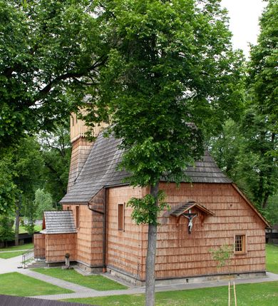 Zdjęcie nr 17: Kościół jednonawowy,  prezbiterium oddzielone ścianą tęczową z poprzeczną belką. Stropy pokryte dekoracją malarską imitującą kasetony z rozetami, z przedstawieniem Matki Boskiej z Dzieciątkiem w prezbiterium, św. Michała Archanioła w nawie oraz klęczących aniołów na ścianach. W dolnej partii ściany niebieskie, z biegnącą dookoła inskrypcją, a do jednej trzeciej wysokości od dołu w kolorze drewna. W przedsionku polichromia patronowa o motywach geometrycznych, roślinnych, zwierzęcych itd.  W nawie od zachodu chór muzyczny z dekoracją malarską roślinną i antropomorficzną. Nawa i prezbiterium naryte pozornym sklepieniem w kształcie spłaszczonej kolebki ze skośnymi fasetami. W nawie głównej jedno duże okno w kształcie stojącego prostokąta, bliżej chóru drugie, niewielkie, w kształcie leżącego; kolejne w wieży, przedsionku i prezbiterium. Główne wejście od zachodu, drugie przez kruchtę od południa, trzecie do zakrystii. Portal południowy prostokątny, osłonięty daszkiem, poniżej trójkątnego szczytu wypełnionego oknem. Od zachodu kwadratowa wieża o pochyłych ścianach pobitych gontem, z nadwieszoną, nieco występującą izbicą szalowaną pionowymi deskami, na dolnych końcach ozdobnie wycinanymi. Ściany obłożone gontem, gładkie. Nad nawą i prezbiterium dach jednokalenicowy, gontowy, wieża z ostrosłupowym hełmem. Nad nawą barokowa wieżyczka na sygnaturkę kryta blachą. 
Najcenniejszym elementem wyposażenia jest gotyckie retabulum ołtarzowe pełniące od 1935 roku rolę ołtarza głównego w miejsce rozebranego, barokowego. Oprócz niego szczególne znaczenie mają fragmenty zachowanej polichromii patronowej z około 1500 roku. 
