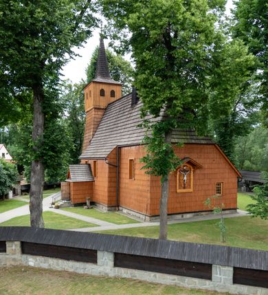 Zdjęcie nr 16: Kościół jednonawowy,  prezbiterium oddzielone ścianą tęczową z poprzeczną belką. Stropy pokryte dekoracją malarską imitującą kasetony z rozetami, z przedstawieniem Matki Boskiej z Dzieciątkiem w prezbiterium, św. Michała Archanioła w nawie oraz klęczących aniołów na ścianach. W dolnej partii ściany niebieskie, z biegnącą dookoła inskrypcją, a do jednej trzeciej wysokości od dołu w kolorze drewna. W przedsionku polichromia patronowa o motywach geometrycznych, roślinnych, zwierzęcych itd.  W nawie od zachodu chór muzyczny z dekoracją malarską roślinną i antropomorficzną. Nawa i prezbiterium naryte pozornym sklepieniem w kształcie spłaszczonej kolebki ze skośnymi fasetami. W nawie głównej jedno duże okno w kształcie stojącego prostokąta, bliżej chóru drugie, niewielkie, w kształcie leżącego; kolejne w wieży, przedsionku i prezbiterium. Główne wejście od zachodu, drugie przez kruchtę od południa, trzecie do zakrystii. Portal południowy prostokątny, osłonięty daszkiem, poniżej trójkątnego szczytu wypełnionego oknem. Od zachodu kwadratowa wieża o pochyłych ścianach pobitych gontem, z nadwieszoną, nieco występującą izbicą szalowaną pionowymi deskami, na dolnych końcach ozdobnie wycinanymi. Ściany obłożone gontem, gładkie. Nad nawą i prezbiterium dach jednokalenicowy, gontowy, wieża z ostrosłupowym hełmem. Nad nawą barokowa wieżyczka na sygnaturkę kryta blachą. 
Najcenniejszym elementem wyposażenia jest gotyckie retabulum ołtarzowe pełniące od 1935 roku rolę ołtarza głównego w miejsce rozebranego, barokowego. Oprócz niego szczególne znaczenie mają fragmenty zachowanej polichromii patronowej z około 1500 roku. 
