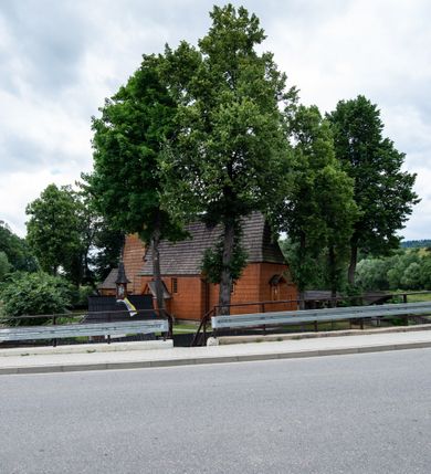 Zdjęcie nr 30: Kościół jednonawowy,  prezbiterium oddzielone ścianą tęczową z poprzeczną belką. Stropy pokryte dekoracją malarską imitującą kasetony z rozetami, z przedstawieniem Matki Boskiej z Dzieciątkiem w prezbiterium, św. Michała Archanioła w nawie oraz klęczących aniołów na ścianach. W dolnej partii ściany niebieskie, z biegnącą dookoła inskrypcją, a do jednej trzeciej wysokości od dołu w kolorze drewna. W przedsionku polichromia patronowa o motywach geometrycznych, roślinnych, zwierzęcych itd.  W nawie od zachodu chór muzyczny z dekoracją malarską roślinną i antropomorficzną. Nawa i prezbiterium naryte pozornym sklepieniem w kształcie spłaszczonej kolebki ze skośnymi fasetami. W nawie głównej jedno duże okno w kształcie stojącego prostokąta, bliżej chóru drugie, niewielkie, w kształcie leżącego; kolejne w wieży, przedsionku i prezbiterium. Główne wejście od zachodu, drugie przez kruchtę od południa, trzecie do zakrystii. Portal południowy prostokątny, osłonięty daszkiem, poniżej trójkątnego szczytu wypełnionego oknem. Od zachodu kwadratowa wieża o pochyłych ścianach pobitych gontem, z nadwieszoną, nieco występującą izbicą szalowaną pionowymi deskami, na dolnych końcach ozdobnie wycinanymi. Ściany obłożone gontem, gładkie. Nad nawą i prezbiterium dach jednokalenicowy, gontowy, wieża z ostrosłupowym hełmem. Nad nawą barokowa wieżyczka na sygnaturkę kryta blachą. 
Najcenniejszym elementem wyposażenia jest gotyckie retabulum ołtarzowe pełniące od 1935 roku rolę ołtarza głównego w miejsce rozebranego, barokowego. Oprócz niego szczególne znaczenie mają fragmenty zachowanej polichromii patronowej z około 1500 roku. 
