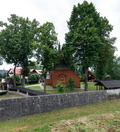 Zdjęcie nr 23: Kościół jednonawowy,  prezbiterium oddzielone ścianą tęczową z poprzeczną belką. Stropy pokryte dekoracją malarską imitującą kasetony z rozetami, z przedstawieniem Matki Boskiej z Dzieciątkiem w prezbiterium, św. Michała Archanioła w nawie oraz klęczących aniołów na ścianach. W dolnej partii ściany niebieskie, z biegnącą dookoła inskrypcją, a do jednej trzeciej wysokości od dołu w kolorze drewna. W przedsionku polichromia patronowa o motywach geometrycznych, roślinnych, zwierzęcych itd.  W nawie od zachodu chór muzyczny z dekoracją malarską roślinną i antropomorficzną. Nawa i prezbiterium naryte pozornym sklepieniem w kształcie spłaszczonej kolebki ze skośnymi fasetami. W nawie głównej jedno duże okno w kształcie stojącego prostokąta, bliżej chóru drugie, niewielkie, w kształcie leżącego; kolejne w wieży, przedsionku i prezbiterium. Główne wejście od zachodu, drugie przez kruchtę od południa, trzecie do zakrystii. Portal południowy prostokątny, osłonięty daszkiem, poniżej trójkątnego szczytu wypełnionego oknem. Od zachodu kwadratowa wieża o pochyłych ścianach pobitych gontem, z nadwieszoną, nieco występującą izbicą szalowaną pionowymi deskami, na dolnych końcach ozdobnie wycinanymi. Ściany obłożone gontem, gładkie. Nad nawą i prezbiterium dach jednokalenicowy, gontowy, wieża z ostrosłupowym hełmem. Nad nawą barokowa wieżyczka na sygnaturkę kryta blachą. 
Najcenniejszym elementem wyposażenia jest gotyckie retabulum ołtarzowe pełniące od 1935 roku rolę ołtarza głównego w miejsce rozebranego, barokowego. Oprócz niego szczególne znaczenie mają fragmenty zachowanej polichromii patronowej z około 1500 roku. 
