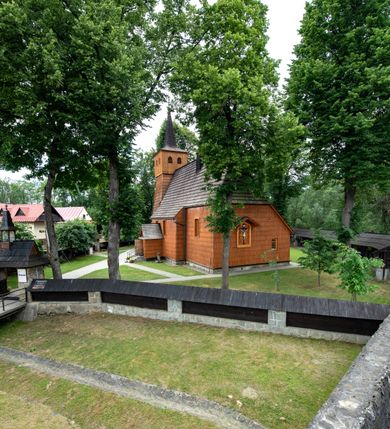 Zdjęcie nr 15: Kościół jednonawowy,  prezbiterium oddzielone ścianą tęczową z poprzeczną belką. Stropy pokryte dekoracją malarską imitującą kasetony z rozetami, z przedstawieniem Matki Boskiej z Dzieciątkiem w prezbiterium, św. Michała Archanioła w nawie oraz klęczących aniołów na ścianach. W dolnej partii ściany niebieskie, z biegnącą dookoła inskrypcją, a do jednej trzeciej wysokości od dołu w kolorze drewna. W przedsionku polichromia patronowa o motywach geometrycznych, roślinnych, zwierzęcych itd.  W nawie od zachodu chór muzyczny z dekoracją malarską roślinną i antropomorficzną. Nawa i prezbiterium naryte pozornym sklepieniem w kształcie spłaszczonej kolebki ze skośnymi fasetami. W nawie głównej jedno duże okno w kształcie stojącego prostokąta, bliżej chóru drugie, niewielkie, w kształcie leżącego; kolejne w wieży, przedsionku i prezbiterium. Główne wejście od zachodu, drugie przez kruchtę od południa, trzecie do zakrystii. Portal południowy prostokątny, osłonięty daszkiem, poniżej trójkątnego szczytu wypełnionego oknem. Od zachodu kwadratowa wieża o pochyłych ścianach pobitych gontem, z nadwieszoną, nieco występującą izbicą szalowaną pionowymi deskami, na dolnych końcach ozdobnie wycinanymi. Ściany obłożone gontem, gładkie. Nad nawą i prezbiterium dach jednokalenicowy, gontowy, wieża z ostrosłupowym hełmem. Nad nawą barokowa wieżyczka na sygnaturkę kryta blachą. 
Najcenniejszym elementem wyposażenia jest gotyckie retabulum ołtarzowe pełniące od 1935 roku rolę ołtarza głównego w miejsce rozebranego, barokowego. Oprócz niego szczególne znaczenie mają fragmenty zachowanej polichromii patronowej z około 1500 roku. 
