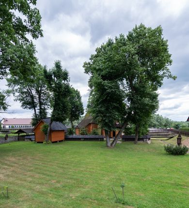 Zdjęcie nr 19: Kościół jednonawowy,  prezbiterium oddzielone ścianą tęczową z poprzeczną belką. Stropy pokryte dekoracją malarską imitującą kasetony z rozetami, z przedstawieniem Matki Boskiej z Dzieciątkiem w prezbiterium, św. Michała Archanioła w nawie oraz klęczących aniołów na ścianach. W dolnej partii ściany niebieskie, z biegnącą dookoła inskrypcją, a do jednej trzeciej wysokości od dołu w kolorze drewna. W przedsionku polichromia patronowa o motywach geometrycznych, roślinnych, zwierzęcych itd.  W nawie od zachodu chór muzyczny z dekoracją malarską roślinną i antropomorficzną. Nawa i prezbiterium naryte pozornym sklepieniem w kształcie spłaszczonej kolebki ze skośnymi fasetami. W nawie głównej jedno duże okno w kształcie stojącego prostokąta, bliżej chóru drugie, niewielkie, w kształcie leżącego; kolejne w wieży, przedsionku i prezbiterium. Główne wejście od zachodu, drugie przez kruchtę od południa, trzecie do zakrystii. Portal południowy prostokątny, osłonięty daszkiem, poniżej trójkątnego szczytu wypełnionego oknem. Od zachodu kwadratowa wieża o pochyłych ścianach pobitych gontem, z nadwieszoną, nieco występującą izbicą szalowaną pionowymi deskami, na dolnych końcach ozdobnie wycinanymi. Ściany obłożone gontem, gładkie. Nad nawą i prezbiterium dach jednokalenicowy, gontowy, wieża z ostrosłupowym hełmem. Nad nawą barokowa wieżyczka na sygnaturkę kryta blachą. 
Najcenniejszym elementem wyposażenia jest gotyckie retabulum ołtarzowe pełniące od 1935 roku rolę ołtarza głównego w miejsce rozebranego, barokowego. Oprócz niego szczególne znaczenie mają fragmenty zachowanej polichromii patronowej z około 1500 roku. 
