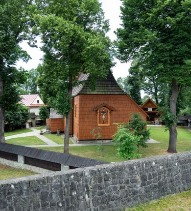 Zdjęcie nr 25: Kościół jednonawowy,  prezbiterium oddzielone ścianą tęczową z poprzeczną belką. Stropy pokryte dekoracją malarską imitującą kasetony z rozetami, z przedstawieniem Matki Boskiej z Dzieciątkiem w prezbiterium, św. Michała Archanioła w nawie oraz klęczących aniołów na ścianach. W dolnej partii ściany niebieskie, z biegnącą dookoła inskrypcją, a do jednej trzeciej wysokości od dołu w kolorze drewna. W przedsionku polichromia patronowa o motywach geometrycznych, roślinnych, zwierzęcych itd.  W nawie od zachodu chór muzyczny z dekoracją malarską roślinną i antropomorficzną. Nawa i prezbiterium naryte pozornym sklepieniem w kształcie spłaszczonej kolebki ze skośnymi fasetami. W nawie głównej jedno duże okno w kształcie stojącego prostokąta, bliżej chóru drugie, niewielkie, w kształcie leżącego; kolejne w wieży, przedsionku i prezbiterium. Główne wejście od zachodu, drugie przez kruchtę od południa, trzecie do zakrystii. Portal południowy prostokątny, osłonięty daszkiem, poniżej trójkątnego szczytu wypełnionego oknem. Od zachodu kwadratowa wieża o pochyłych ścianach pobitych gontem, z nadwieszoną, nieco występującą izbicą szalowaną pionowymi deskami, na dolnych końcach ozdobnie wycinanymi. Ściany obłożone gontem, gładkie. Nad nawą i prezbiterium dach jednokalenicowy, gontowy, wieża z ostrosłupowym hełmem. Nad nawą barokowa wieżyczka na sygnaturkę kryta blachą. 
Najcenniejszym elementem wyposażenia jest gotyckie retabulum ołtarzowe pełniące od 1935 roku rolę ołtarza głównego w miejsce rozebranego, barokowego. Oprócz niego szczególne znaczenie mają fragmenty zachowanej polichromii patronowej z około 1500 roku. 
