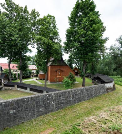 Zdjęcie nr 24: Kościół jednonawowy,  prezbiterium oddzielone ścianą tęczową z poprzeczną belką. Stropy pokryte dekoracją malarską imitującą kasetony z rozetami, z przedstawieniem Matki Boskiej z Dzieciątkiem w prezbiterium, św. Michała Archanioła w nawie oraz klęczących aniołów na ścianach. W dolnej partii ściany niebieskie, z biegnącą dookoła inskrypcją, a do jednej trzeciej wysokości od dołu w kolorze drewna. W przedsionku polichromia patronowa o motywach geometrycznych, roślinnych, zwierzęcych itd.  W nawie od zachodu chór muzyczny z dekoracją malarską roślinną i antropomorficzną. Nawa i prezbiterium naryte pozornym sklepieniem w kształcie spłaszczonej kolebki ze skośnymi fasetami. W nawie głównej jedno duże okno w kształcie stojącego prostokąta, bliżej chóru drugie, niewielkie, w kształcie leżącego; kolejne w wieży, przedsionku i prezbiterium. Główne wejście od zachodu, drugie przez kruchtę od południa, trzecie do zakrystii. Portal południowy prostokątny, osłonięty daszkiem, poniżej trójkątnego szczytu wypełnionego oknem. Od zachodu kwadratowa wieża o pochyłych ścianach pobitych gontem, z nadwieszoną, nieco występującą izbicą szalowaną pionowymi deskami, na dolnych końcach ozdobnie wycinanymi. Ściany obłożone gontem, gładkie. Nad nawą i prezbiterium dach jednokalenicowy, gontowy, wieża z ostrosłupowym hełmem. Nad nawą barokowa wieżyczka na sygnaturkę kryta blachą. 
Najcenniejszym elementem wyposażenia jest gotyckie retabulum ołtarzowe pełniące od 1935 roku rolę ołtarza głównego w miejsce rozebranego, barokowego. Oprócz niego szczególne znaczenie mają fragmenty zachowanej polichromii patronowej z około 1500 roku. 
